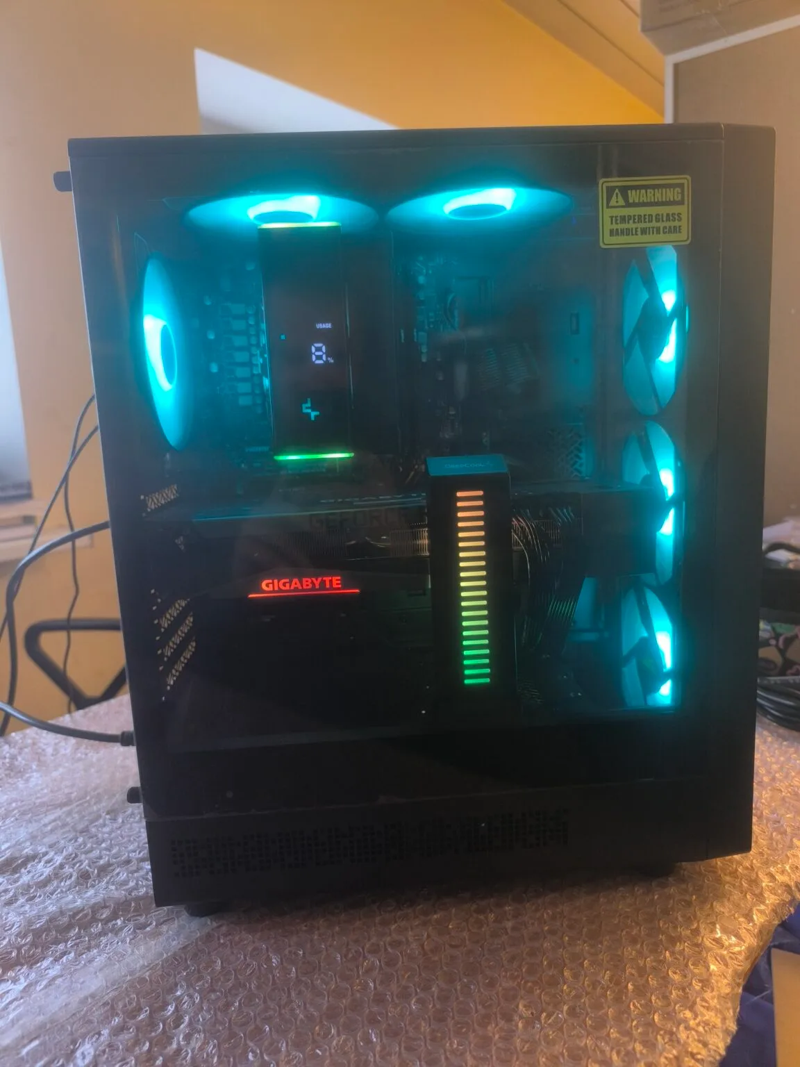 Surinktas gaming kompiuteris su RGB apšvietimu