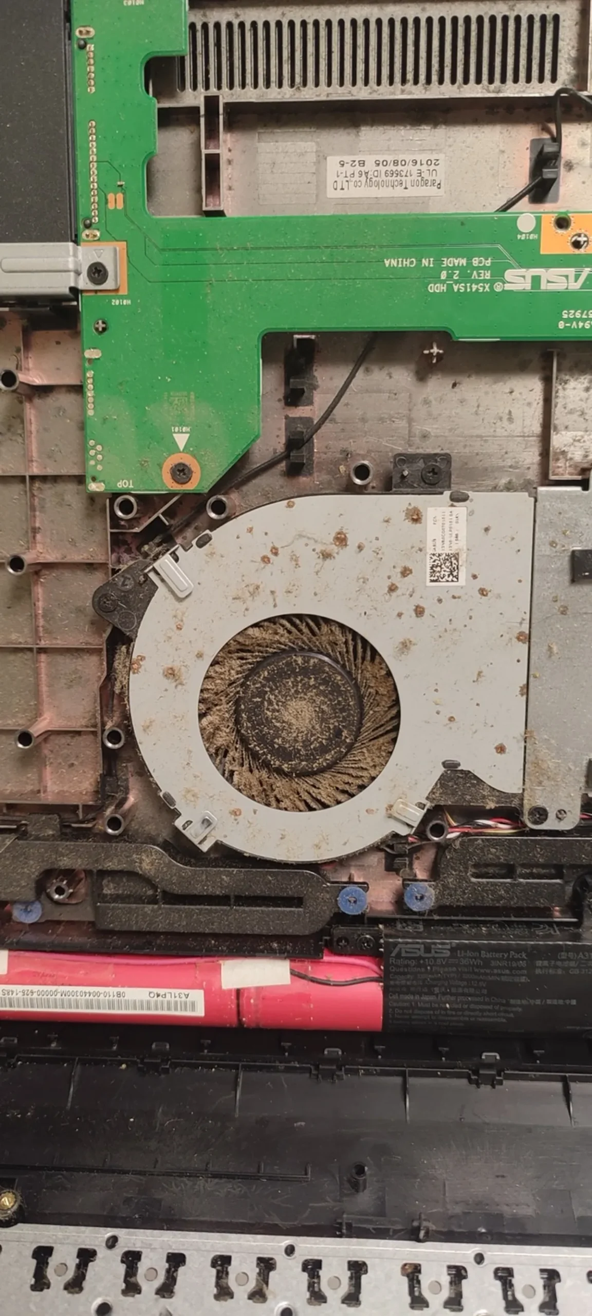 Dulkėmis užsikimšęs ASUS nešiojamo kompiuterio aušinimo ventiliatorius