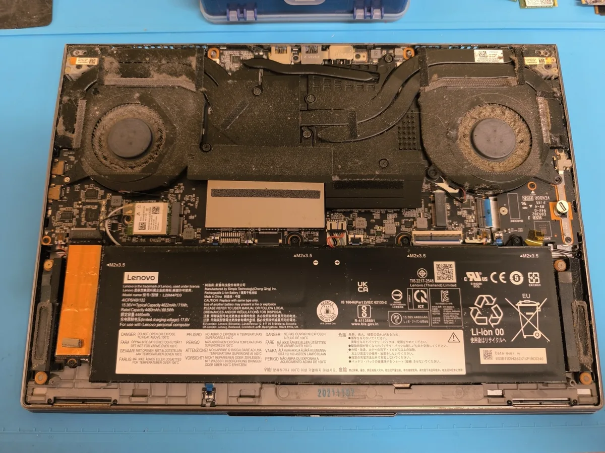 Lenovo nešiojamo kompiuterio dulkių valymas prieš termopastos keitimą